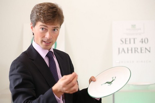 Jakob von Wolff, Geschäftsführer der Gmundner Keramik erklärt die exklusive Fertigungstechnik. Jakob von Wolff, Geschäftsführer der Gmundner Keramik erklärt die exklusive Fertigungstechnik.