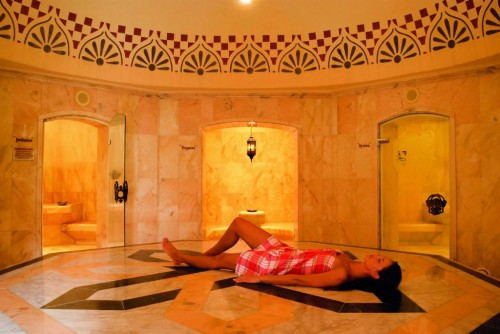 Besondere Wohlfühloase ist das Hamam,  wo Duft und Dampf die Sinne verwöhnen.