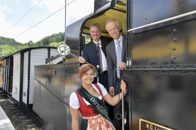 Verkehrslandesrat Karl Wilfing und NÖVOG-Geschäftsführer Gerhard Stindl gratulieren mit Dirndlkönigin Melanie Pfeffer zum 110 Jahr-Jubiläum der Mariazellerbahn