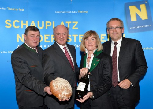  Bürgermeister Johann Panzer (Asparn an der Zaya), Landeshauptmann Dr. Erwin Pröll, Bürgermeisterin Getrude Riegelhofer (Poysdorf), Kurt Farasin (Geschäftsführer Niederösterreichische Landesausstellungen)