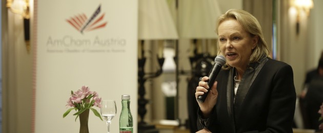 Hannelore Veit bringt Insdierwissen aus Washington beim AmCham Business Luncheon im Hotel Bristol am 7. November 2019