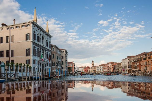 Aman Venice im historischen Palazzo direkt am Canal Grande – links im Bild