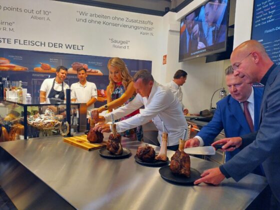 Dompfarer Toni Faber und Bürgermeister Michael Ludwig beim Zerlegen der Kalbsstelzen Aumaerk Flagshipstore Eröffnung | Dompfarer Toni Faber und Bürgermeister Michael Ludwig