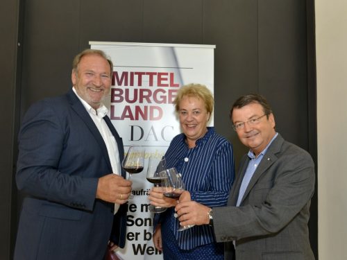 Landwirtschaf-Landesrätin Verena Dunst flankiert von Ök.-Rat. Walter Kirnbauer, Präs. Verband Blaufränkisch Mittelburgenland und Mag. Wilhelm Klinger, GF ÖWM