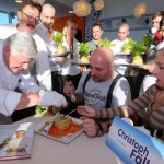 Werner Matt serviert Christoph Fälbl seine berühmte „Viagrasuppe“ (Selleriesuppe)