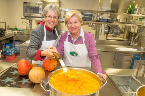 Tourismuslandesrätin Dr. Petra Bohuslav und Sissi Pröll, ehrenamtliche Präsidentin der Hilfsaktion "Hilfe im eigenen Land", beim Zubereiten der  Kürbismarmelade.
