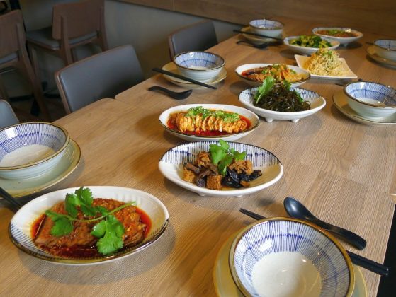 China Kitchen 1060 Wien · Speisen zum Teilen in der Mitte des Tisches angerichtet