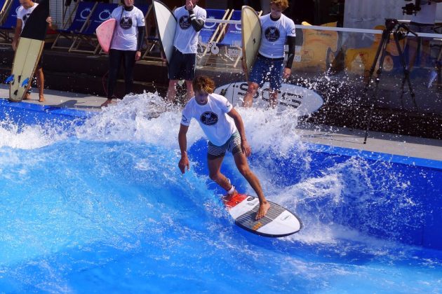 Spektakuläre Surfshow der Profis bei der Eröffnung der Mulitplex CityWave © Nino Rainaldi