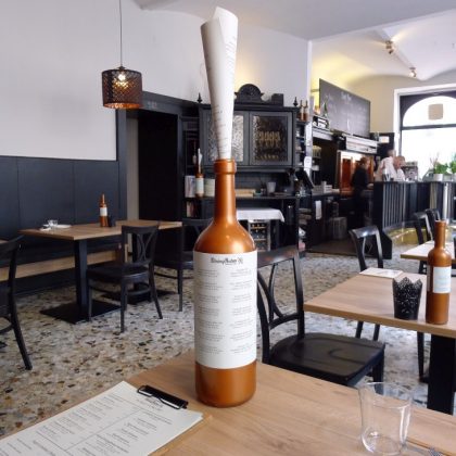 DiningRuhm · grosse Weinkarte auf der Magnum-Flasche