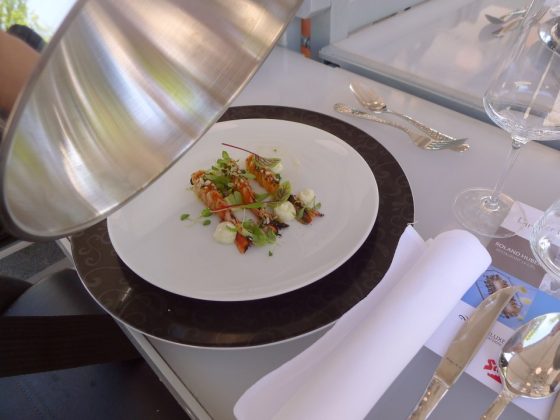 Dinner in the Sky • Geflämmte rote Wildgarnelen mit Vinaigrette und Limette