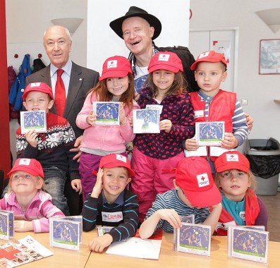 Dr. Karl Skyba, Präsident des Wiener Roten Kreuzes und Musical-Star Gernot Kranner bei der Präsentation der neuen Kinderlieder-CD zugunsten der Kinderprojekte des Roten Kreuzes