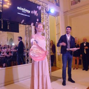 Es regnet Rosenblätter bei der Präsentation des Eau de Parfum „IZIA“ von Sisley