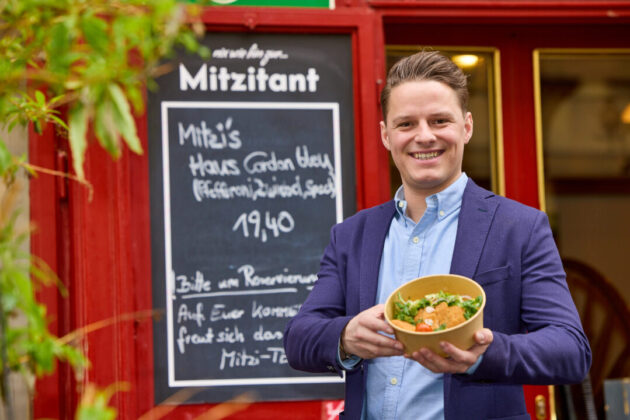 „Zur Mitzitant“-Chef Marco Schnall mit einer neuen Bowl