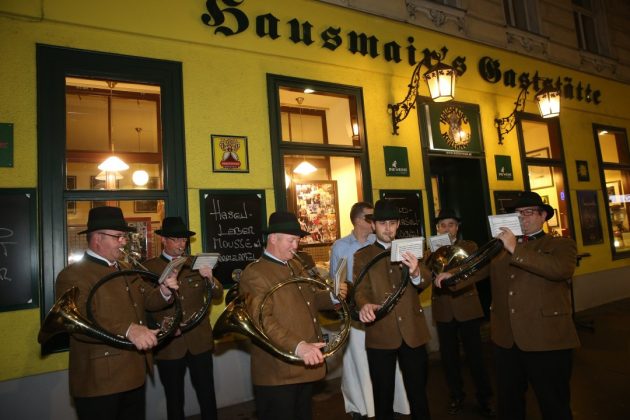 Hausmair‘s Gaststätte · Hase trifft Zweigelt · Eröffnung mit Jagdhornbläsern