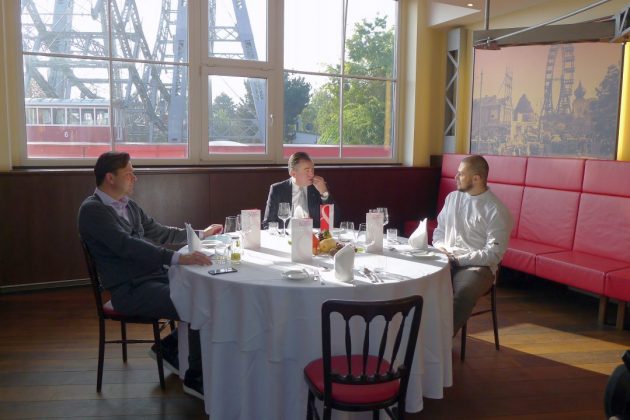 Martin Pichlmaier (Gastronom · Pichlmaiers zum Herkner), Toni Mörwald (Grand Chef · Die Welt von Mörwald) und Christopher Zeiner (Haubenkoch · Ludwig van) im Café - Restaurant zum Riesenrad Wiener Herbstgenusswoche 2020 · Martin Pichlmaier (Gastronom · Pichlmaiers zum Herkner), Toni Mörwald (Grand Chef · Die Welt von Mörwald) und Christopher Zeiner (Haubenkoch · Ludwig van)