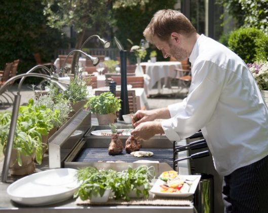 Hotel Das Triest, Restaurant Collio · Grillmeister Josef Neuherz im Gastgarten