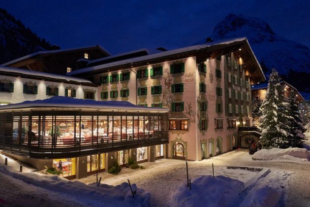 Hotel Gasthof Post Lech · außen bei Nacht mit Speisesaal