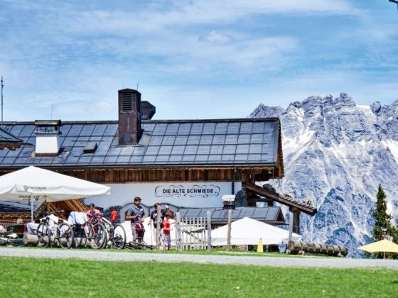 Hotel Krallerhof, Leogang, Salzburg · die alte Schmiede im Sommer mit Bergpanorama