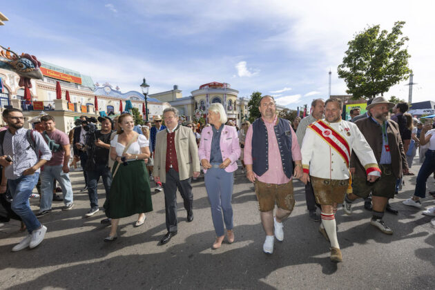 Präsidentin des Praterverbands Silvia Lang, Bürgermeister Michael Ludwig, Bundesministerin Klaudia Tanner, Bezirksvorsteher Alexander Nikolai, Wiesn Kaiser Johann Pittermann Kaiser Wiesn 2023 Eröffnung Einmarsch | Präsidentin des Praterverbands Silvia Lang, Bürgermeister Michael Ludwig, Bundesministerin Klaudia Tanner, Bezirksvorsteher Alexander Nikolai, Wiesn Kaiser Johann Pittermann
