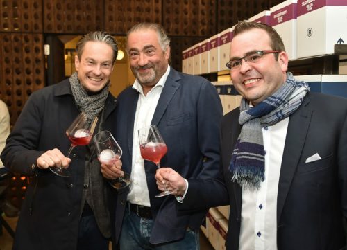 Heimo Oberortner (Gastrochef Passage) gratuliert gemeinsam mit Andreas Ruhland (Geschäftsführer der Kattus Vertriebs GmbH) Hans Reisetbauer zum Sloeberry Blue Gin 2016