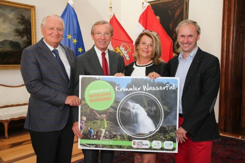 Verleihung Natürliches Heilvorkommen, v. li: Rektor Prim. Herbert Resch PMU, LH Dr. Wilfried Haslauer, Petra Lemberger GF TVB Krimml, Bgm. Erich Czerny, 03.06.2015