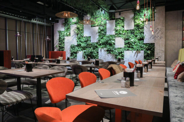 Ambiente mit begrünter Wand Le Burger Donau Zentrum | Ambiente mit begrünter Wand