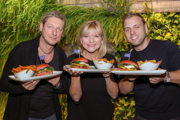 Le Burger-Eigentümer Lukas Tauber, Licht ins Dunkel-Geschäftsführerin Eva Radinger, Le Burger-COO Ingo Faust mit dem „Licht ins Dunkel“ Burger