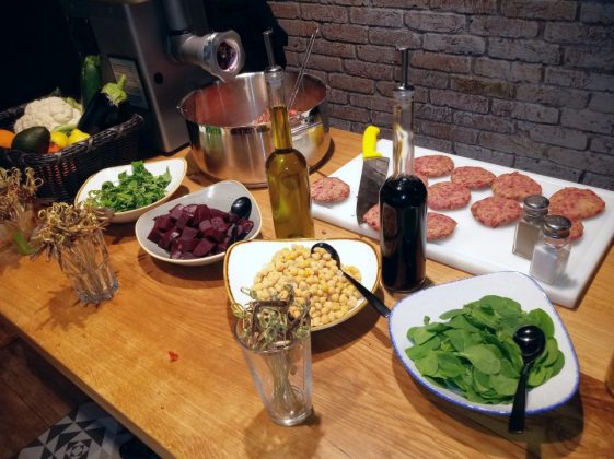 Le Burger Protein-Burger mit Mehlwürmern Fertigung