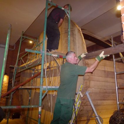 Aufbau des 1000-Eimer-Fasses in der Weinkellerei Lenz Moser © Nino Rainaldi