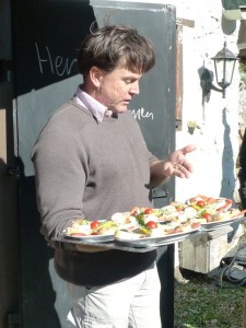 Friedrich J. Bleier erklärt die Alpenlachs-Produkte