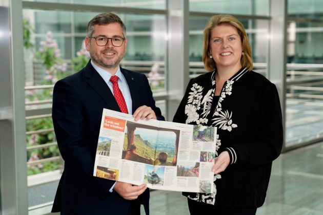 Mariazellerbahn · Mobilitätslandesrat Ludwig Schleritzko und NÖVOG Geschäftsführerin Barbara Komarek präsentieren stolz die Ausgabe des „The Guardian“. (© NÖVOG/Bollwein)
