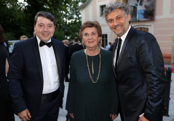Karl-Michael Ebner, Präsident und Initiator · Helga Rabl-Stadler, Präsidentin der Salzburger Festspiele · Star-Tenor Jonas Kaufmann Musiktheaterpreis 2021 Schlossgraben Schloss Lamberg (Oö) · Karl-Michael Ebner, Präsident und Initiator · Helga Rabl-Stadler, Präsidentin der Salzburger Festspiele · Star-Tenor Jonas Kaufmann