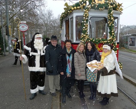 Ströck-Weihnachtsbim 2013 – Direktor der Wiener Linien Günter Steinbauer, Vizebgm. Renate Brauner, Irene Ströck & GF der Krebshilfe Wien Gaby Sonnbichler