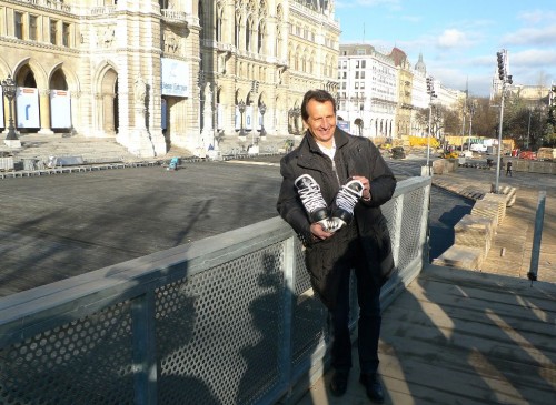 Stadtrat Christian Oxonitsch auf der beliebten Brücke über dem Traumpfad