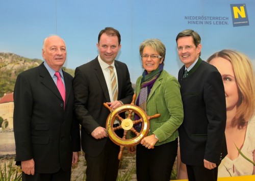 5. Internationalen Donau Tourismus Konferenz Prof. Gerhard Skoff, Präsident der Danube Tourism Commission, Mag. Bernhard Schröder, Geschäftsführer Donau Niederösterreich Tourismus, Tourismuslandesrätin Drin Petra Bohuslav und Prof. Christoph Madl, MAS, Geschäftsführer der Niederösterreich-Werbung.