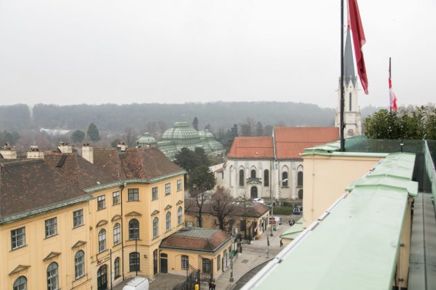 Parkhotel Schönbrunn Kaiser Suite Ausblick auf Gloriette und Palmenhaus.