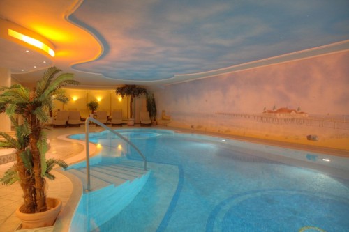 Pool im Wellnessbereich