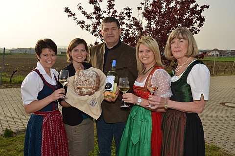 Margit Matzka (Bezirksweinbauverbandsobmann Stellvertreterin), Daniela Frank (Bezirksweinbauverband), Gerhard Walek (Bezirksweinbauverbandsobmann), Bettina Gmeinböck (Veltlinerlandweinkönigin), Gertrude Riegelhofer (Bürgermeisterin Poysdorf)