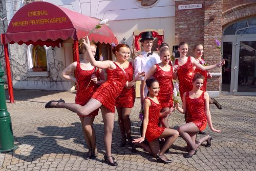 vor dem Wurstel-Theater am Wurstelplatz 1