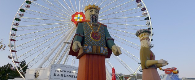 Prater Wien, der generalsanierte Calafatiplatz in neuem Glanz · die 9 Meter hohen Kunststoff-Figuren aus dem Jahr 1967 – „Großer Chineser“ und „Fortuna“