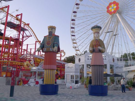 Prater Wien, der generalsanierte Calafatiplatz in neuem Glanz · die 9 Meter hohen Kunststoff-Figuren aus dem Jahr 1967 – „Großer Chineser“ und „Fortuna“