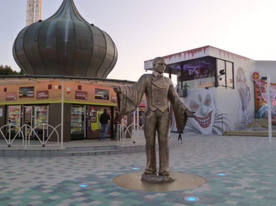 Prater Wien, der generalsanierte Calafatiplatz in neuem Glanz · Bronzestatue des Basilio Calafati