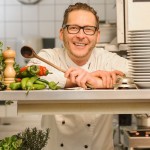 „Der Top-Wirt des Jahres 2013“, Harald Pollak vom Retzbacherhof, sorgt beim „Fest für die Wirt“ in Grafenegg für das leibliche Wohl der Gäste