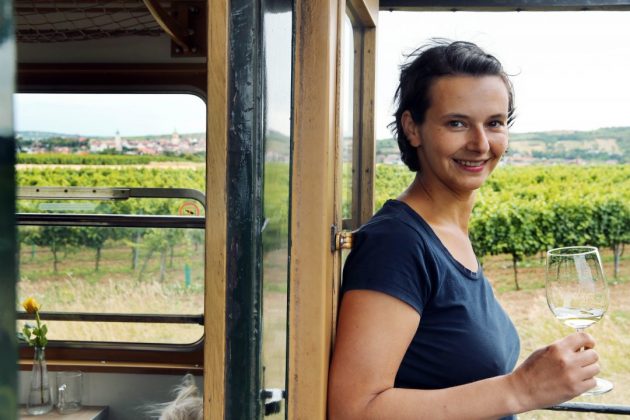 Reblaus Express, Waldviertel: Im Heurigenwaggon des Reblaus Express fährt es sich angenehm zum „Nostalgieheurigen Schnitterhahn“. 