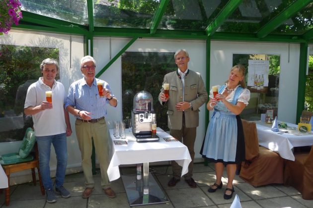 Johannes Schöny (Fleischhauer), Andreas Urban (Braumeister Brau Union), Beate Grund-Wittmann und Gerhard Grund (Inhaber Kaiserziegel) Restaurant Kaiserziegel Rindfleisch Werkstätte Gruppenbild · Johannes Schöny (Fleischhauer), Andreas Urban (Braumeister Brau Union), Beate Grund-Wittmann und Gerhard Grund (Inhaber Kaiserziegel)