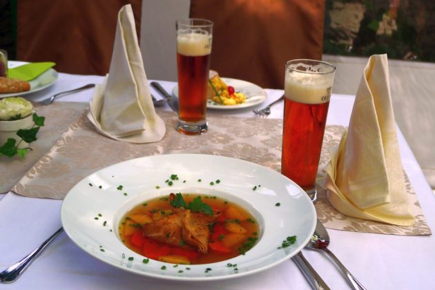 Rindsboullion mit Grammeltascherln Restaurant Kaiserziegel Rindfleisch Werkstätte · Rindsboullion mit Grammeltascherln