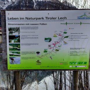 Naturparkregion Reutte | Hinweistafel am Lech zur Renaturierung