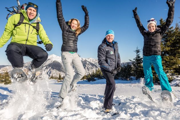 Bernd Scharfegger, Geschäftsführer von Scharfeggers Raxalpen Resort (Dritter von links), mit Schneeschuhwandergästen auf der Raxalpe