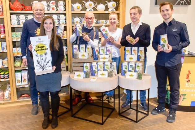 Peter und Teresa Herzog (Sonnentor Geschäft Neubaugasse), Johannes Gutmann (Sonnentor Gründer), Gerda Holzmann (Sonnentor Kräuterexpertin), Mag. pharm. Thomas Job und Sohn Mag. pharm. Simon Job (Essenz Apotheke)