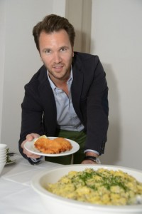 Thomas Figlmüller serviert Wiener Schnitzerln mit Kartoffelsalat